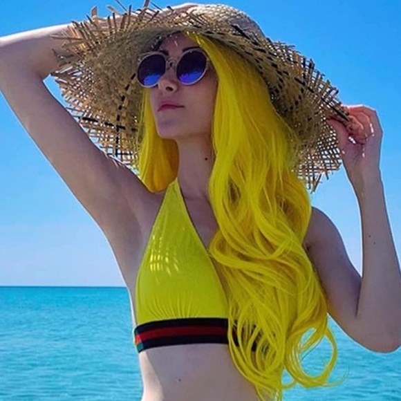 - - 22” YELLOW BODY WAVYLACE FRONT WIG *NEW*